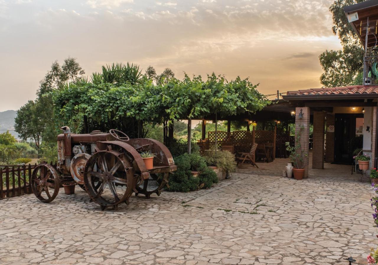 Il Sorgituro - Agriturismo Postiglione Eksteriør billede